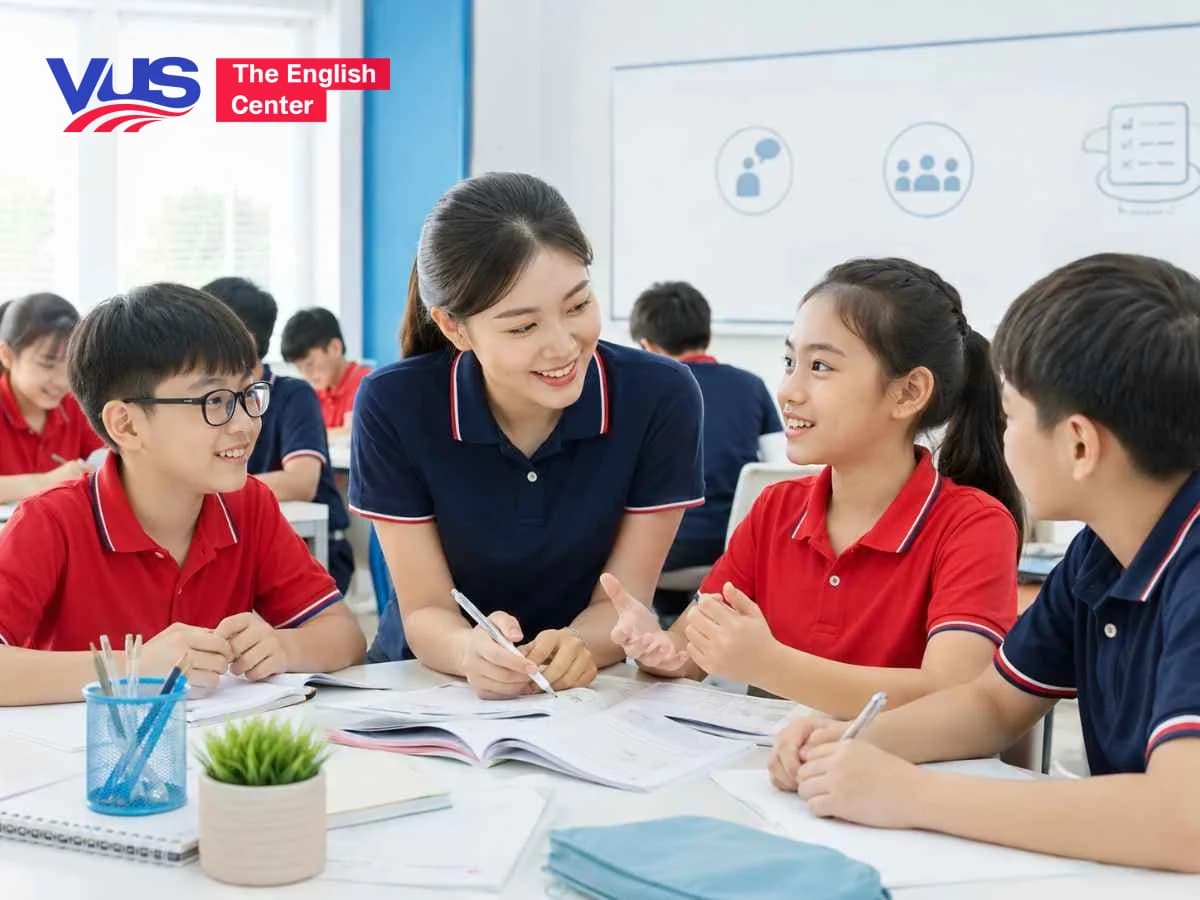 Học sinh luyện nói tiếng Anh theo cặp trong lớp học đông để tăng thời lượng thực hành giao tiếp.