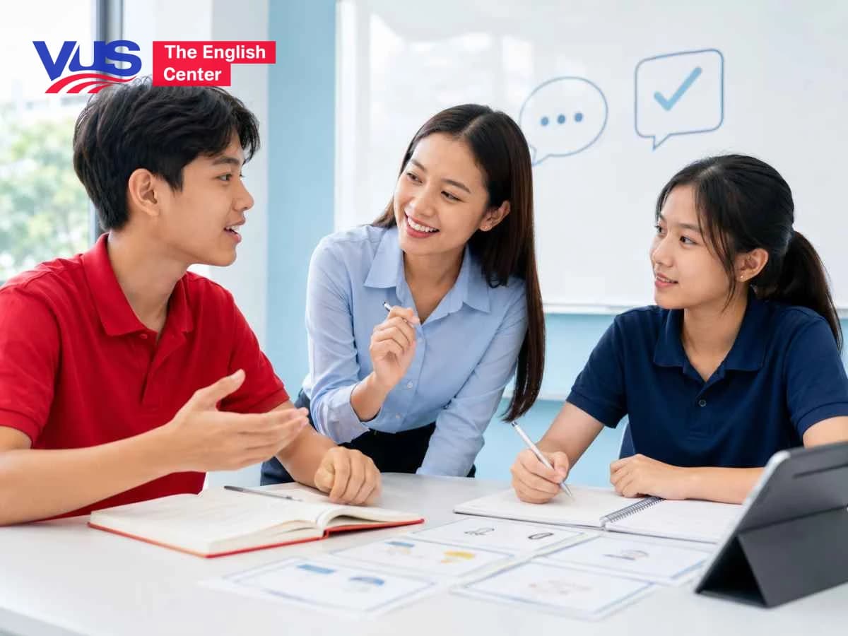 Giáo viên hướng dẫn và sửa lỗi cho học sinh trong hoạt động luyện nói tiếng Anh trên lớp.