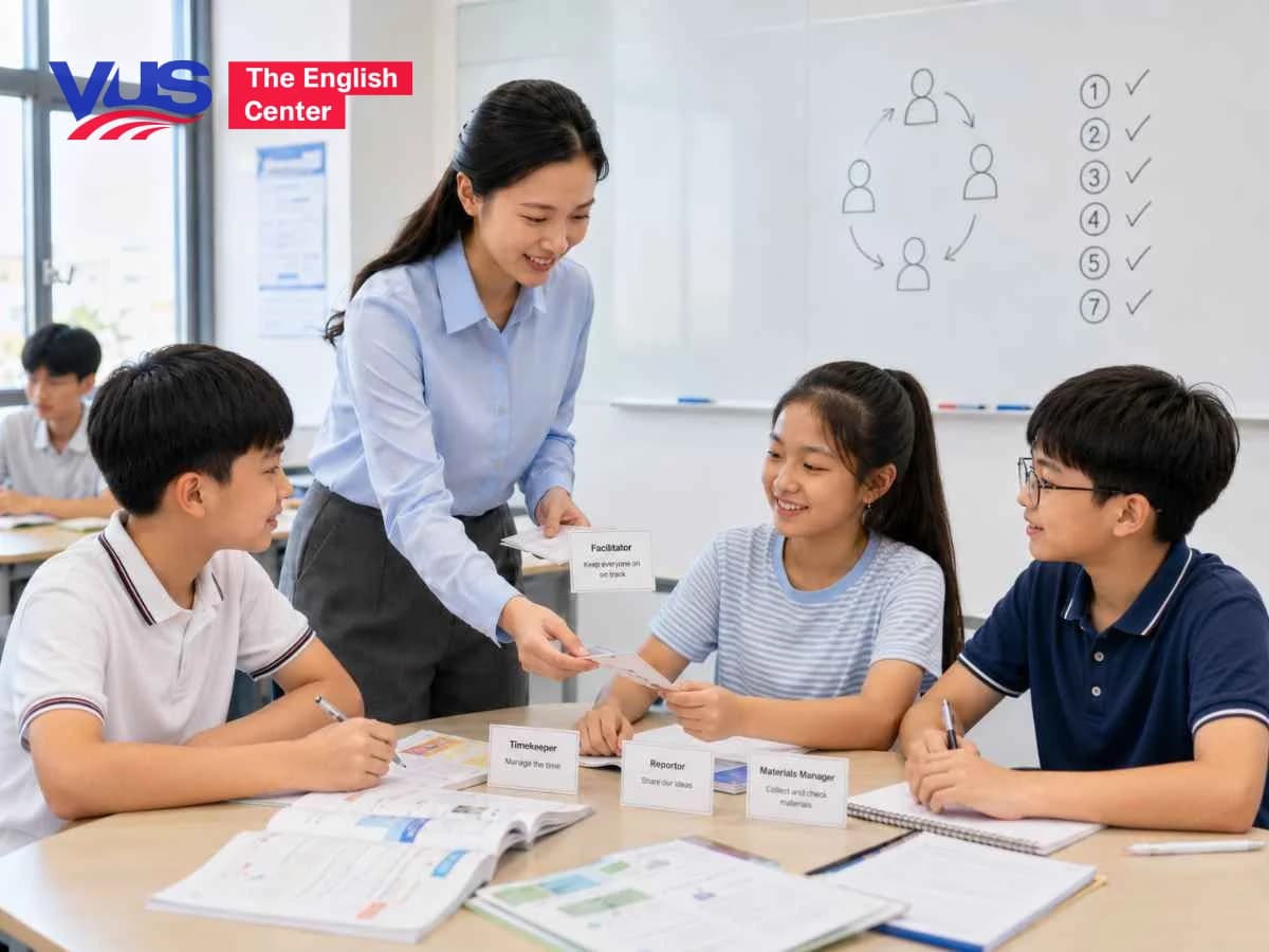 Giáo viên tổ chức hoạt động nhóm cho học sinh trong lớp tiếng Anh đông người